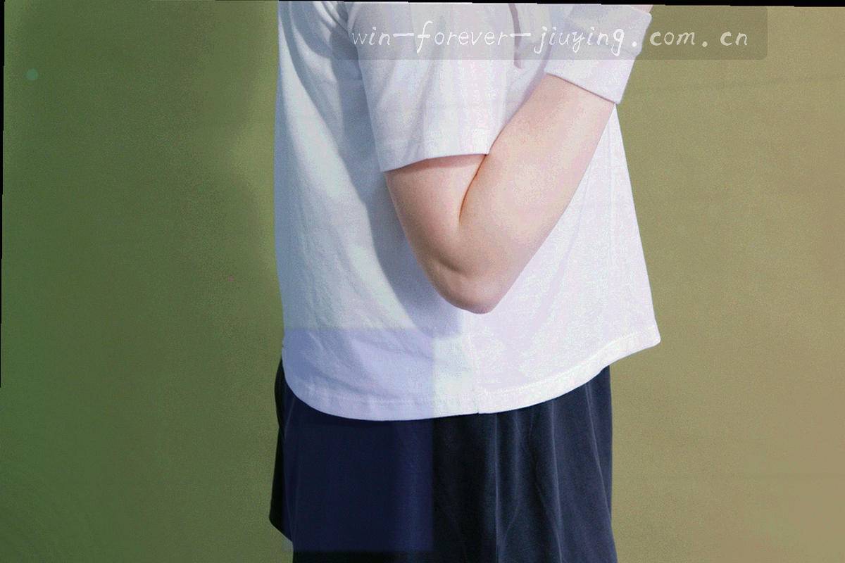 安装工具、电子保修卡与参数铭牌微距静物，冷调光线下的金属质感
